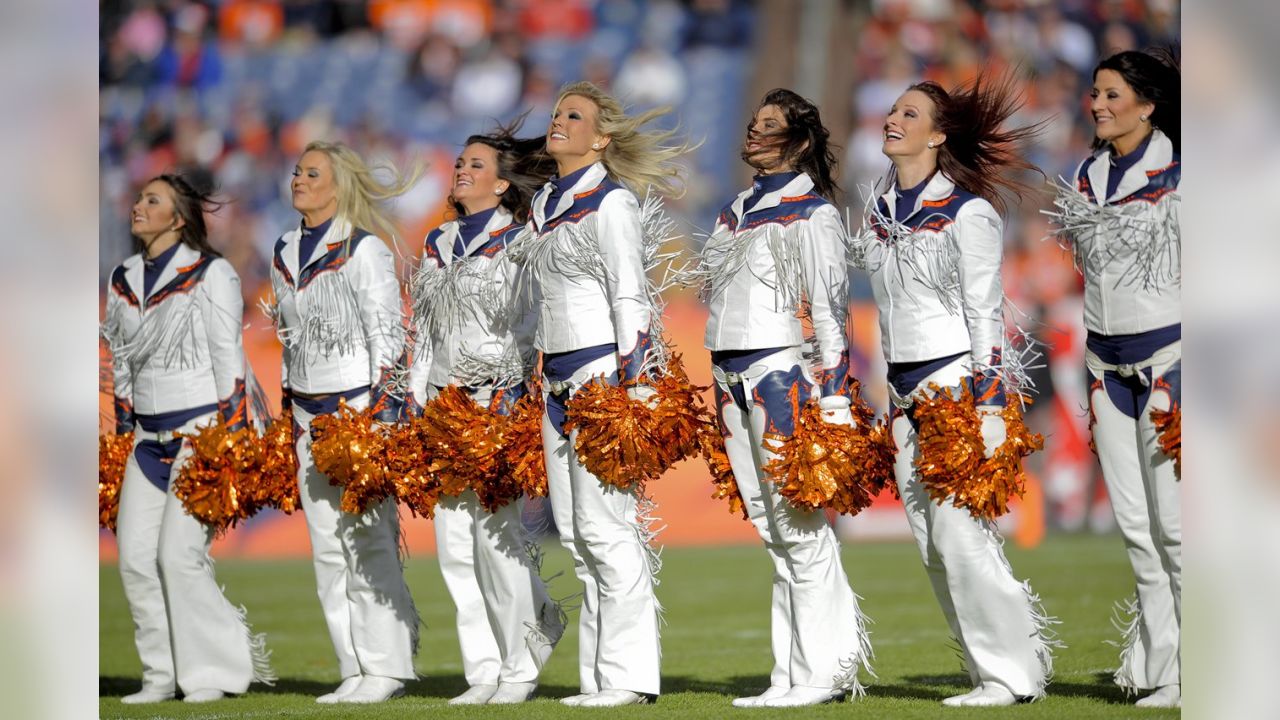 The Denver Broncos cheerleaders during the second half of an NFL football  game against the Kansas City Chiefs , Thursday, Oct. 17, 2019, in Denver.  (AP Photo/David Zalubowski Stock Photo - Alamy