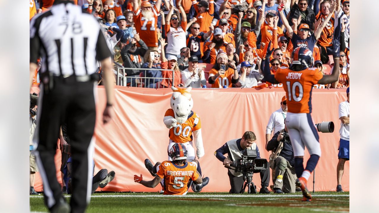 Shots of the Game: Celebrating a big win over the Chargers