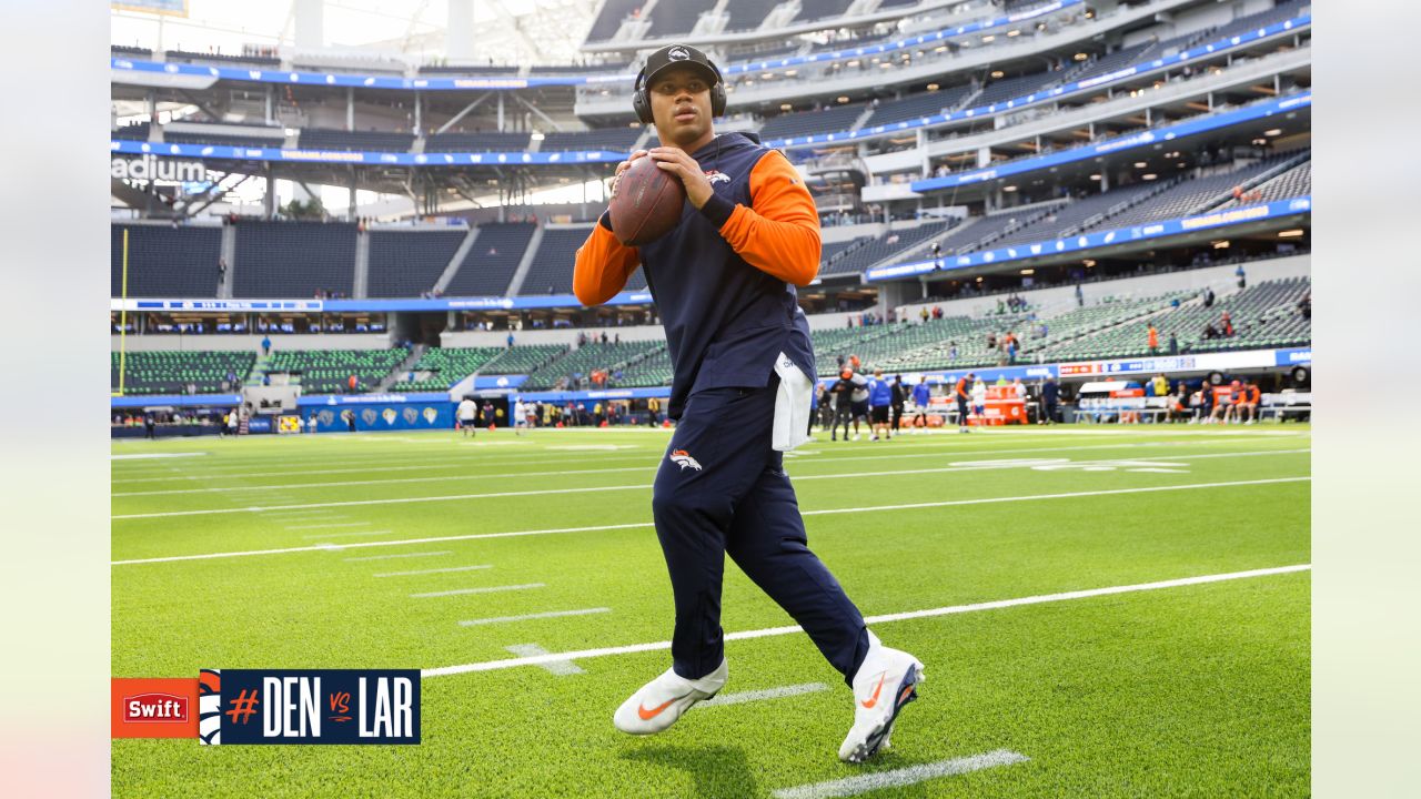 Pregame photos: Broncos arrive and prepare for Week 16 game vs. Rams