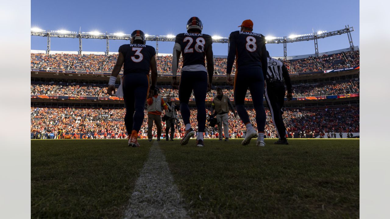 Russell Wilson, Derwin James kneel in prayer before Broncos-Chargers game