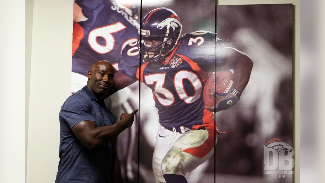 Running back Mike Anderson of the Denver Broncos gives a Mile High Salute  after scoring a touchdown against the Ne…