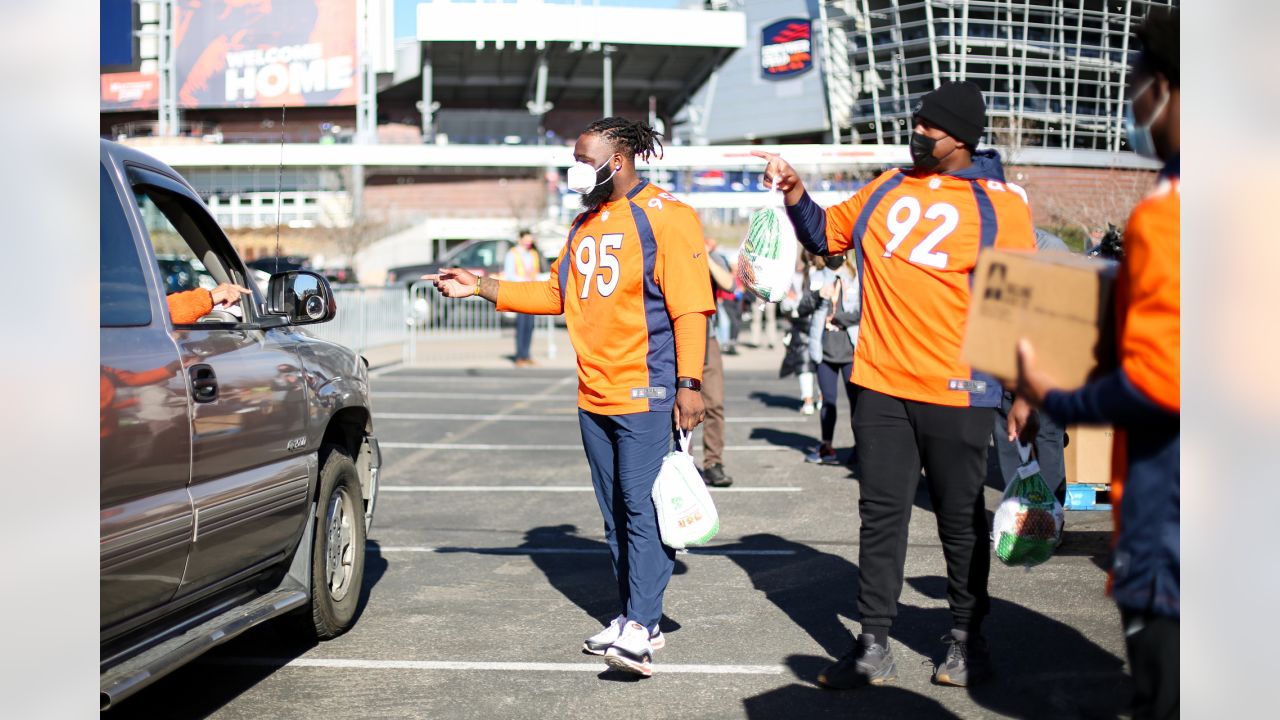 Photos: Broncos players help distribute Thanksgiving meals with Denver  Rescue Mission