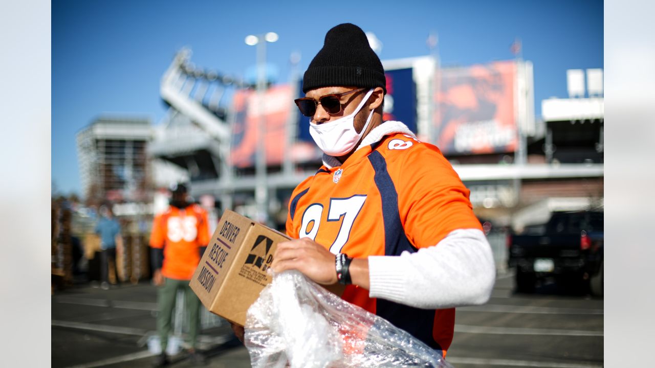 Photos: Broncos players help distribute Thanksgiving meals with Denver  Rescue Mission