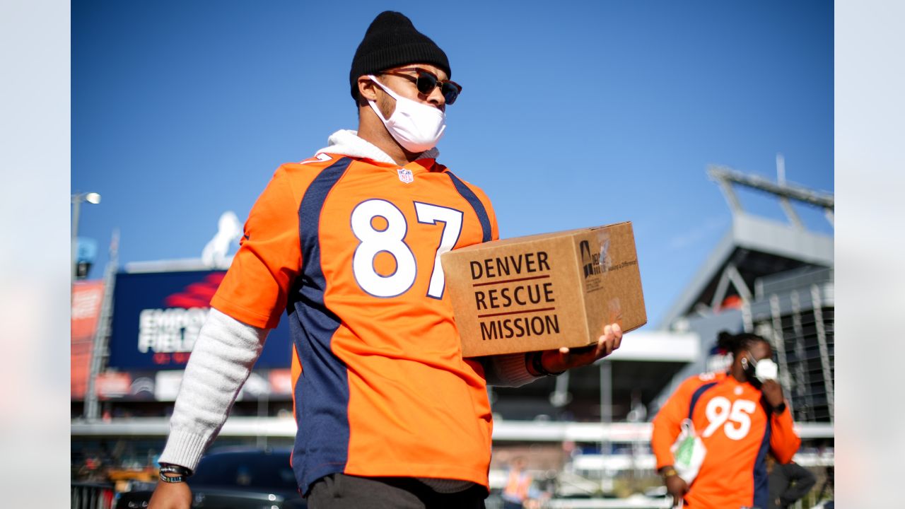 Photos: Broncos players help distribute Thanksgiving meals with Denver  Rescue Mission