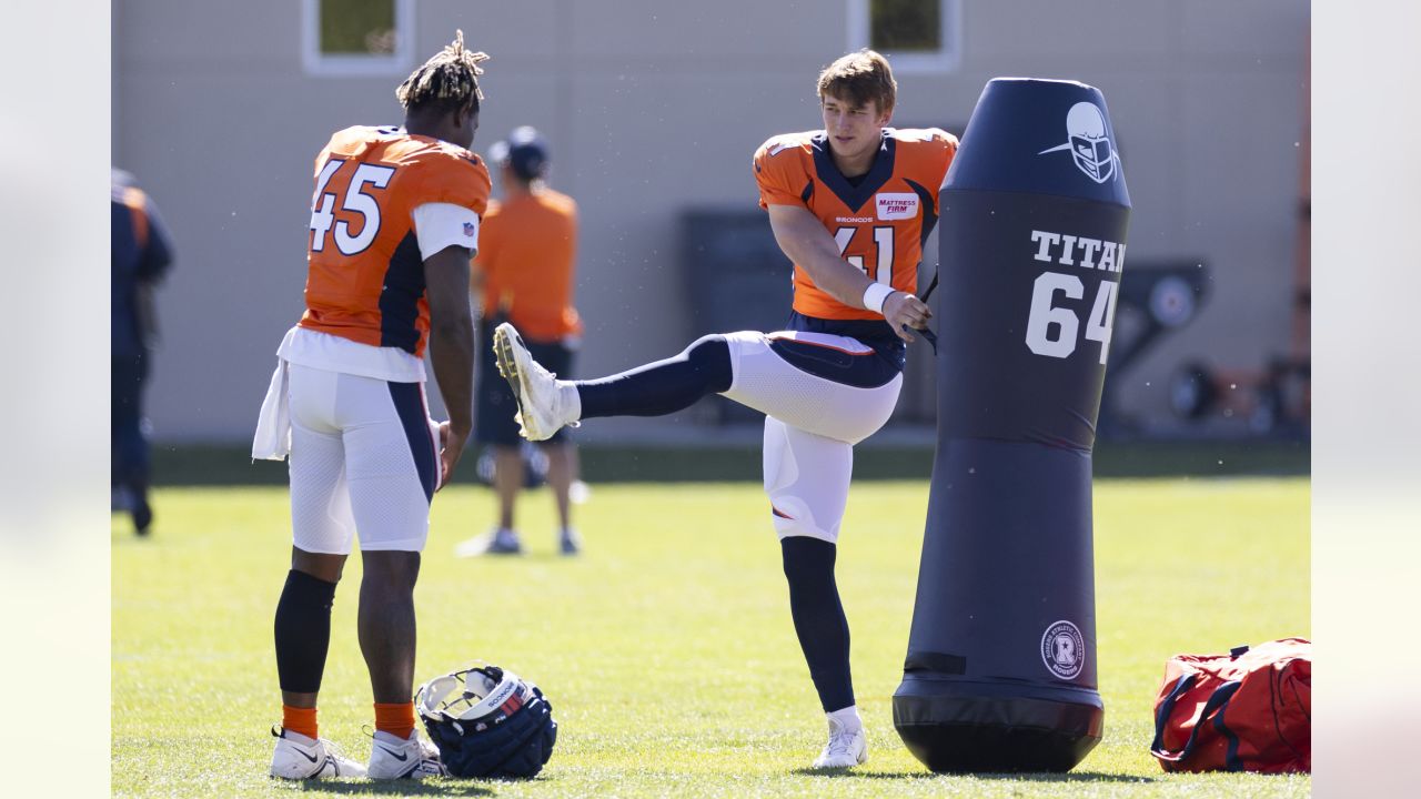 Denver Broncos guard Ben Powers warms up during an NFL football organized  training activity session Thursday, June 1, 2023, in Centennial, Colo. (AP  Photo/David Zalubowski Stock Photo - Alamy