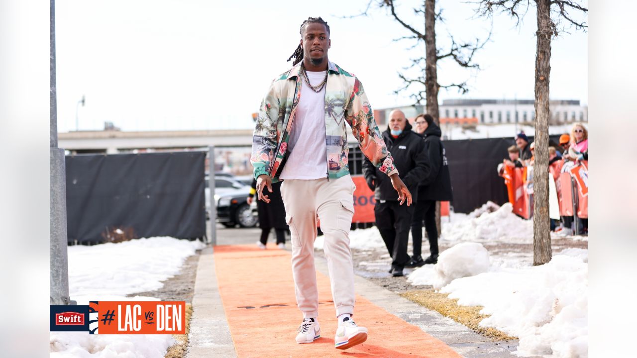 Pregame photos: Broncos arrive and prepare for Week 18 game vs. Chargers