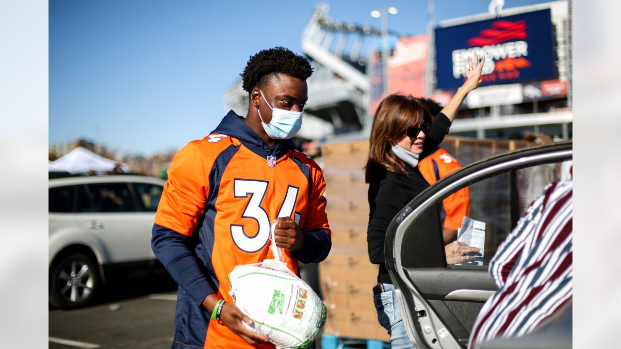 Photos: Broncos players help distribute Thanksgiving meals with Denver  Rescue Mission