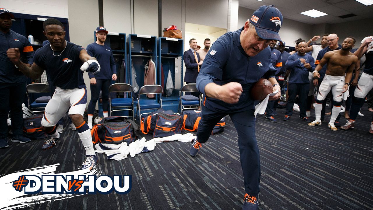 Broncos have two key players go to the locker room with trainers