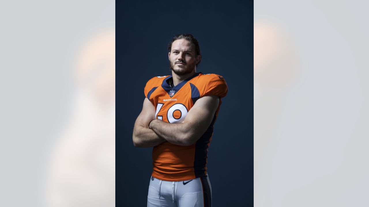 Denver Broncos linebacker, defensive leader, Al Wilson returns to the  Broncos defense as he rests between sets during first practice at Broncos  training camp in Englewood, Colorado July 28, 2006. (UPI Photo/Gary