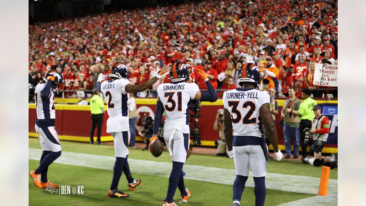 General huddle picture of the Kansas City Chiefs against the Denver Broncos  of an NFL football game Sunday, December 11, 2022, in Denver. (AP  Photo/Bart Young Stock Photo - Alamy