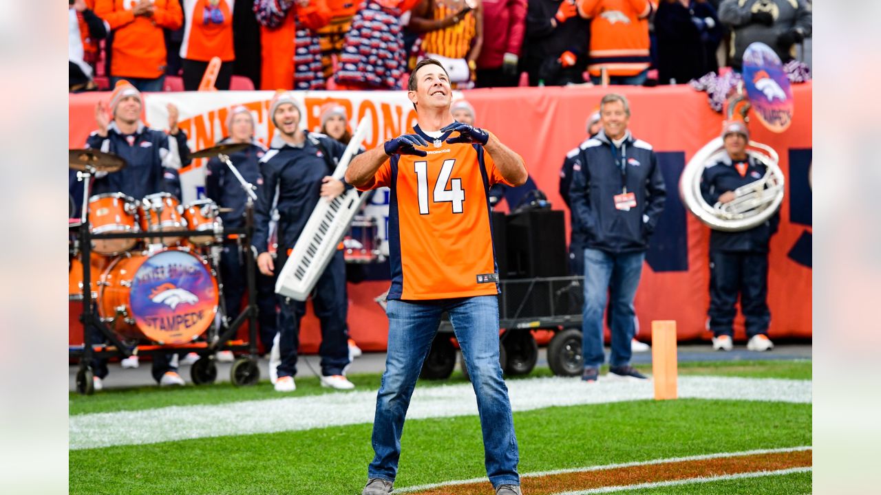 Broncos unveil retired numbers tribute in pregame ceremony