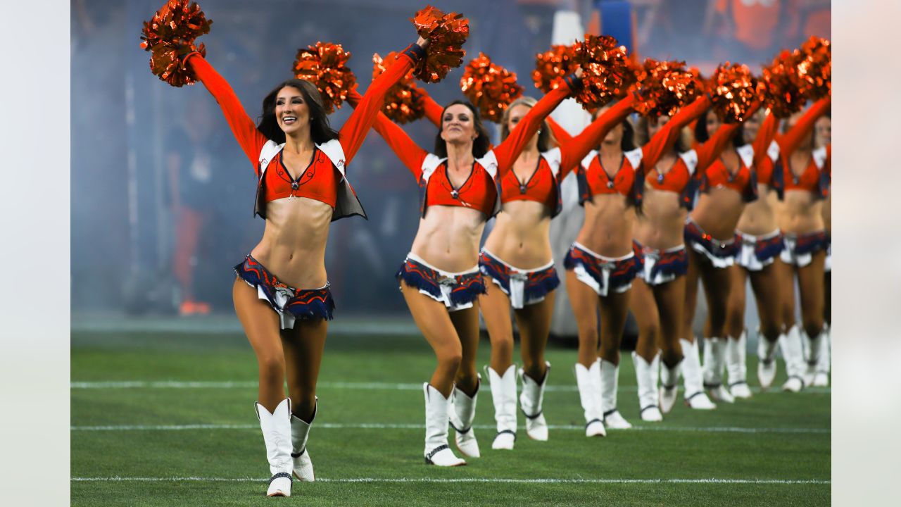 Denver Broncos cheerleaders during an NFL preseason football game, Aug. 27,  2022, in Denver. (AP Photo/David Zalubowski Stock Photo - Alamy