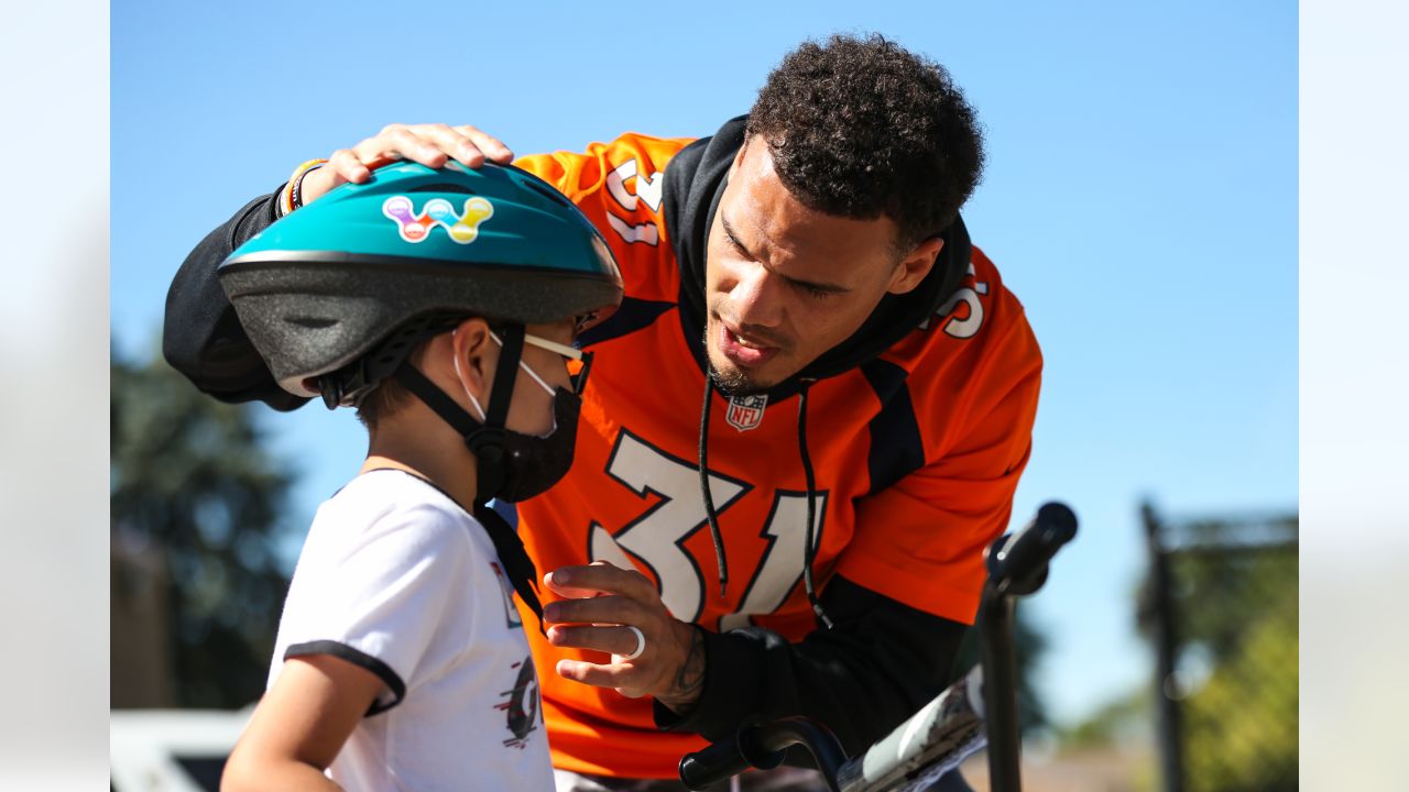 Broncos' Lloyd Cushenberry helps gift 29 bikes to Wyatt Academy fifth  graders