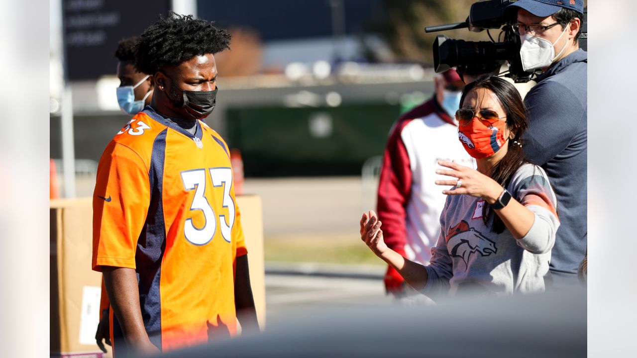 Photos: Broncos players help distribute Thanksgiving meals with Denver  Rescue Mission