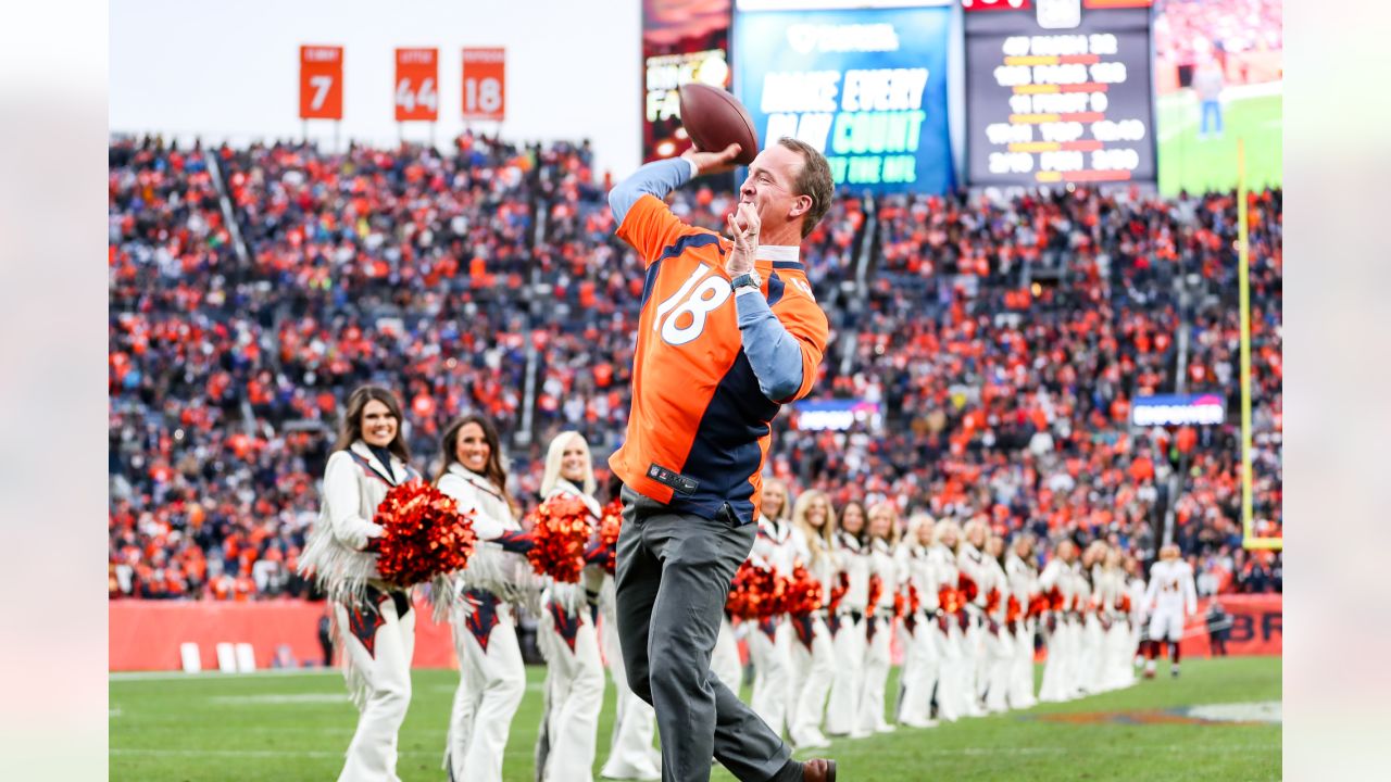 Broncos unveil retired numbers tribute in pregame ceremony