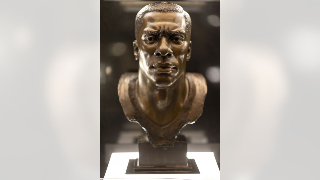 Franklin Mint, Football HOF Introduce Bronze Mini Busts - Sports