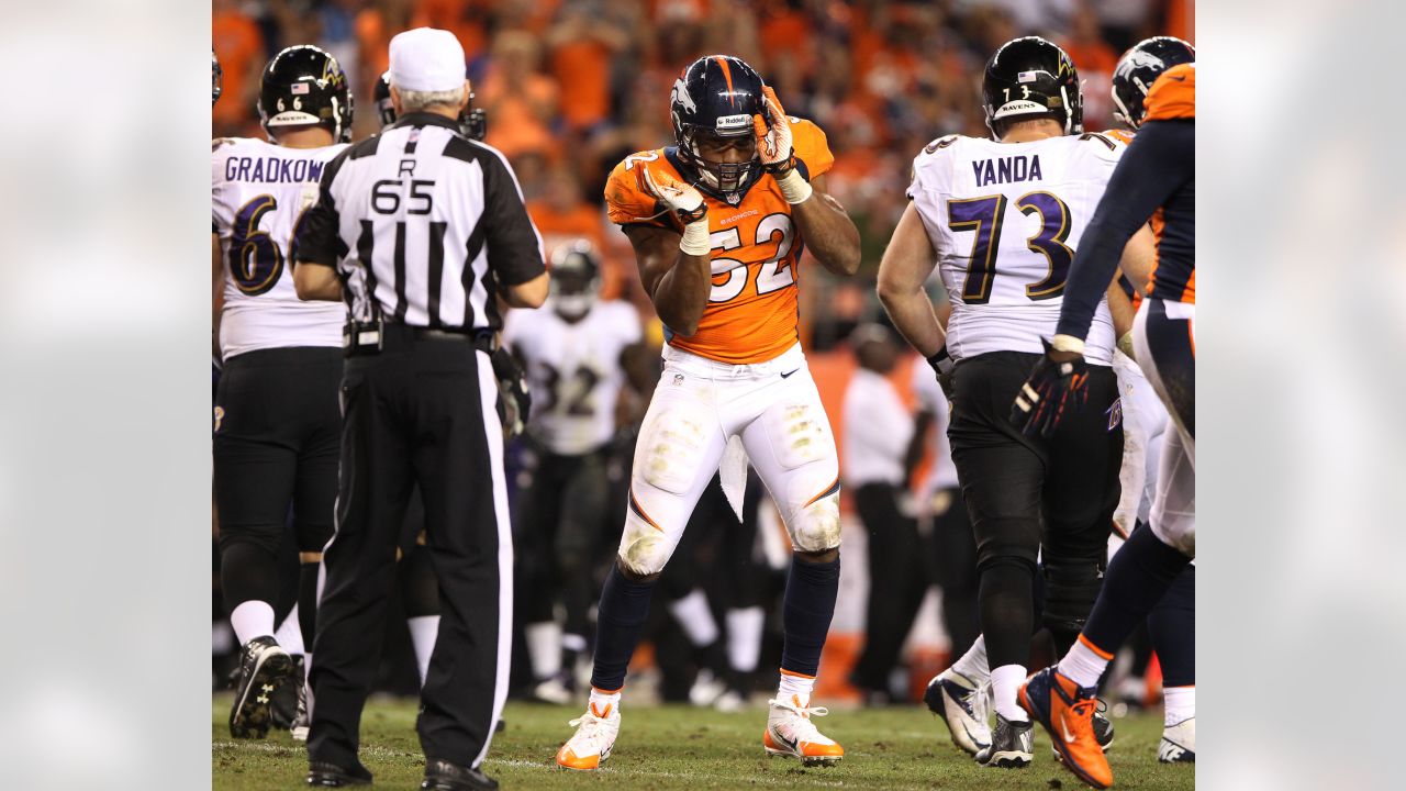 September 15, 2013: Denver Broncos quarterback Peyton Manning (18) signals  a touchdown during a week 2 NFL matchup between the Denver Broncos and the  Stock Photo - Alamy