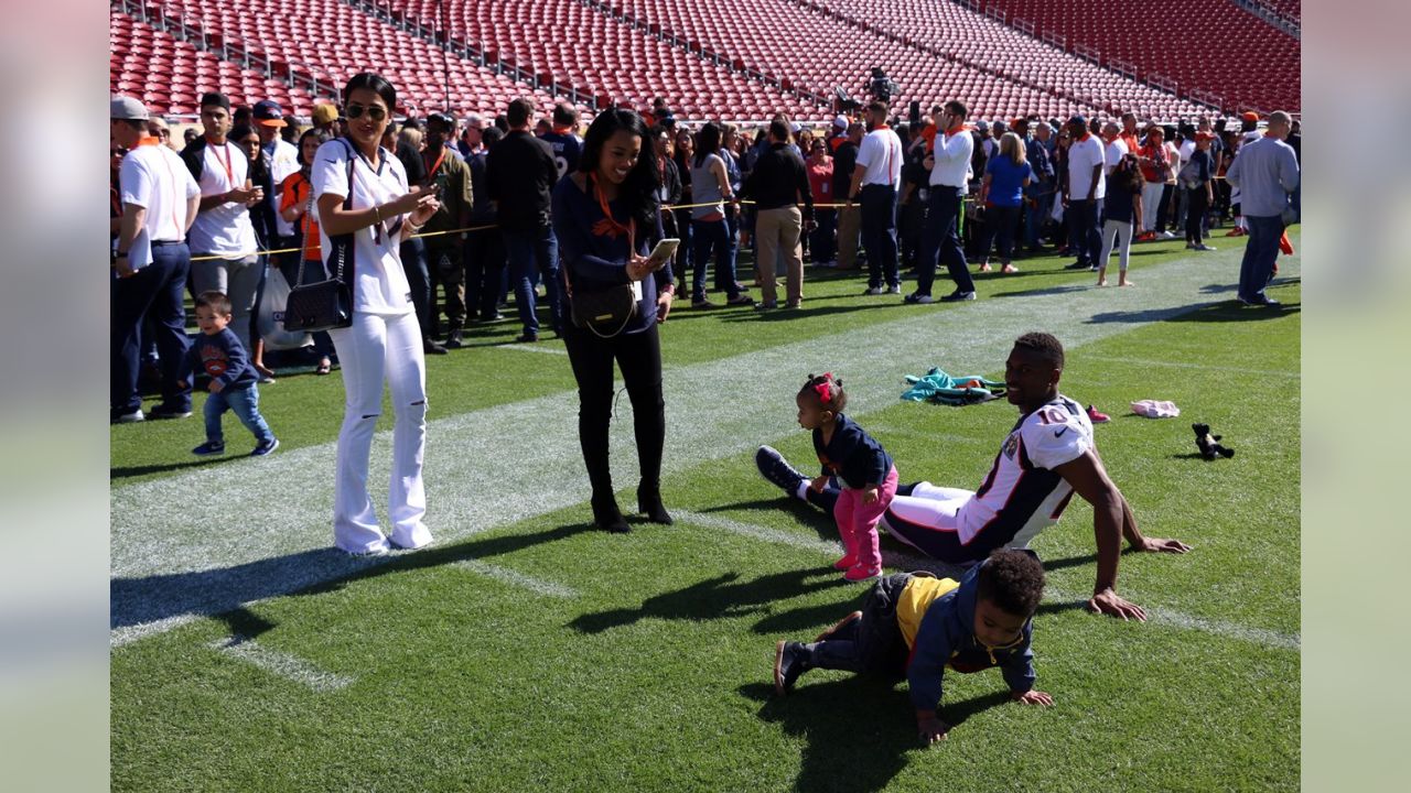 Peyton Manning meets with Demaryius Thomas' mother after Super