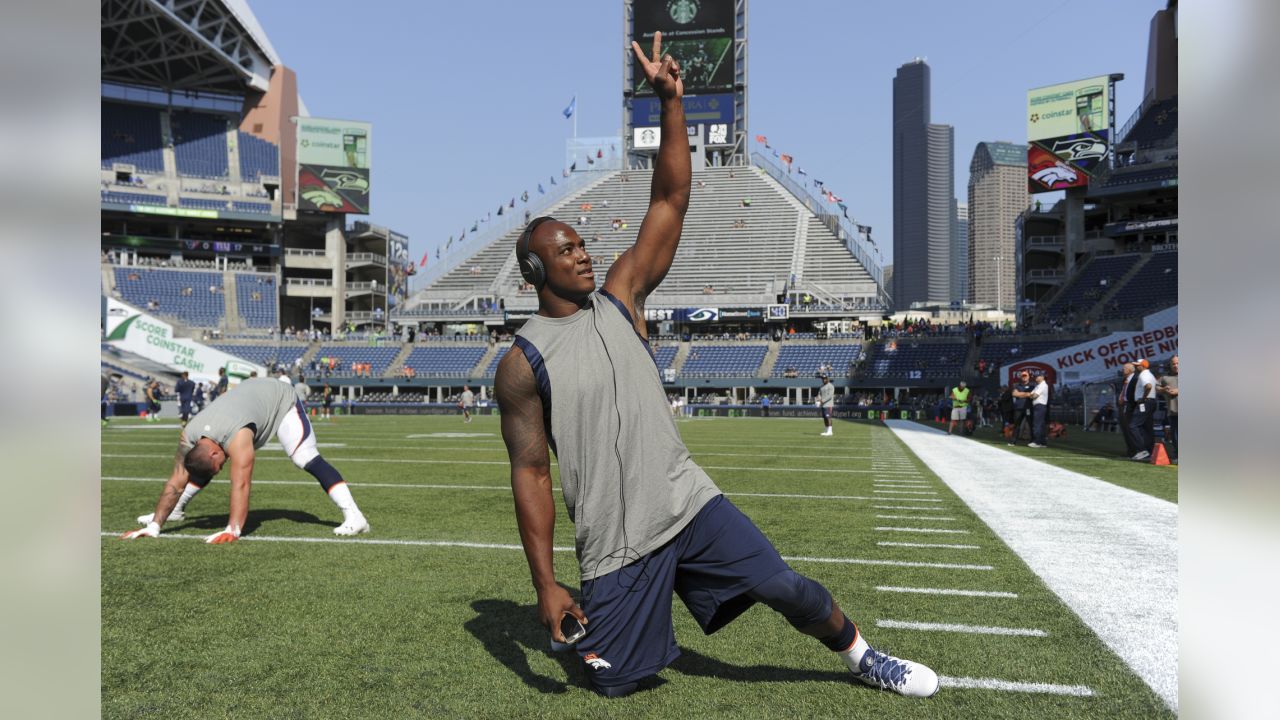 Raiders' Antonio Brown gives away gear, hugs during pregame warm-ups