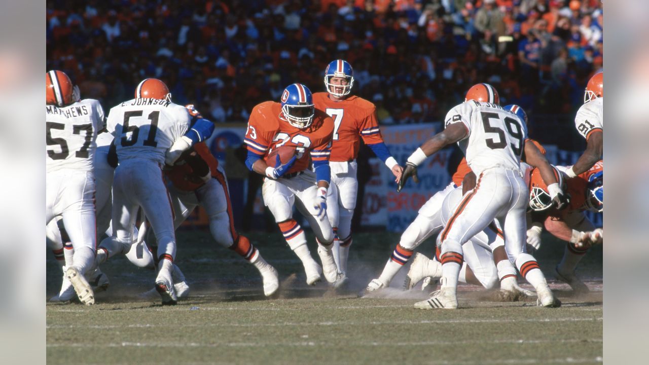 John Elway, Denver Broncos quarterback, prepares to throw the ball during  the Broncos NFL conference championship game against the Cleveland Browns  on Jan. 16, 1990.(AP Photo/Ron Heflin Stock Photo - Alamy