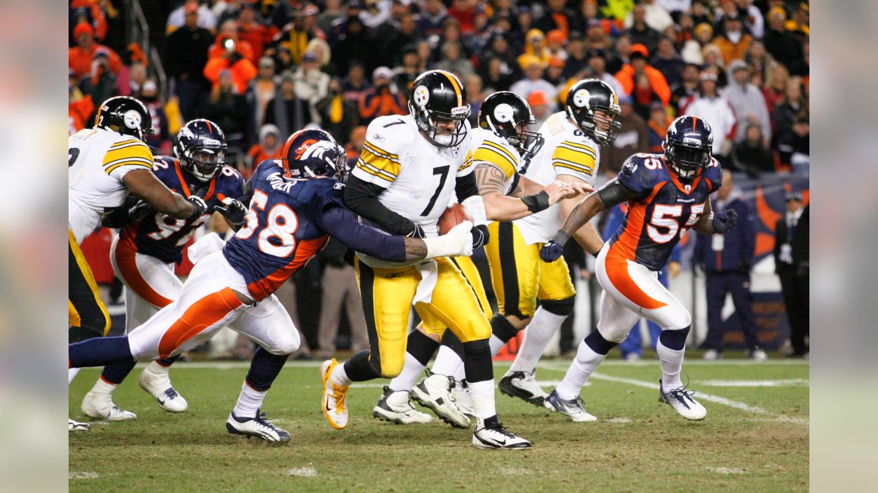 Pittsburgh Steelers quarterback Ben Roethlisberger (7) and Buffalo Bills  quarterback EJ Manuel (3) meet after tan