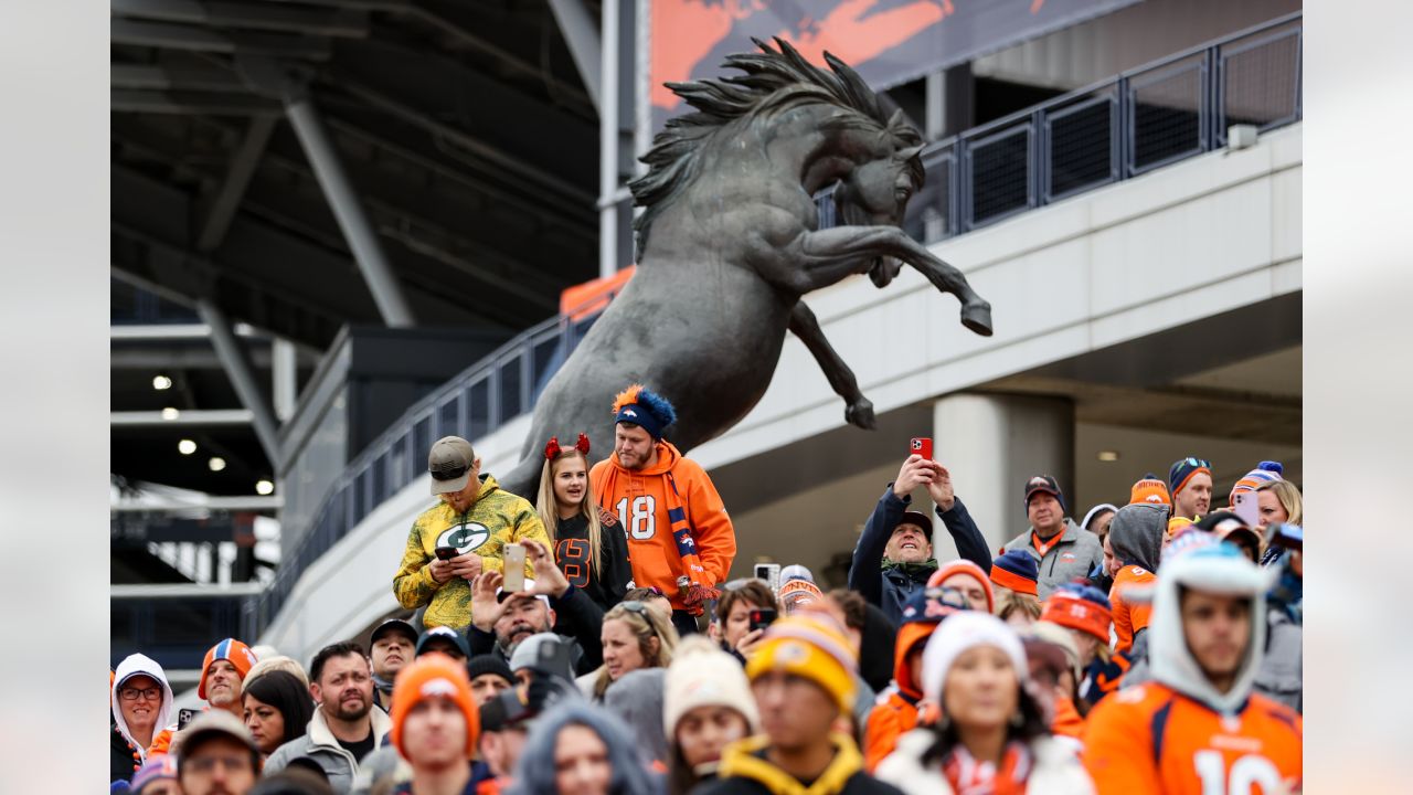 Broncos unveil retired numbers tribute in pregame ceremony