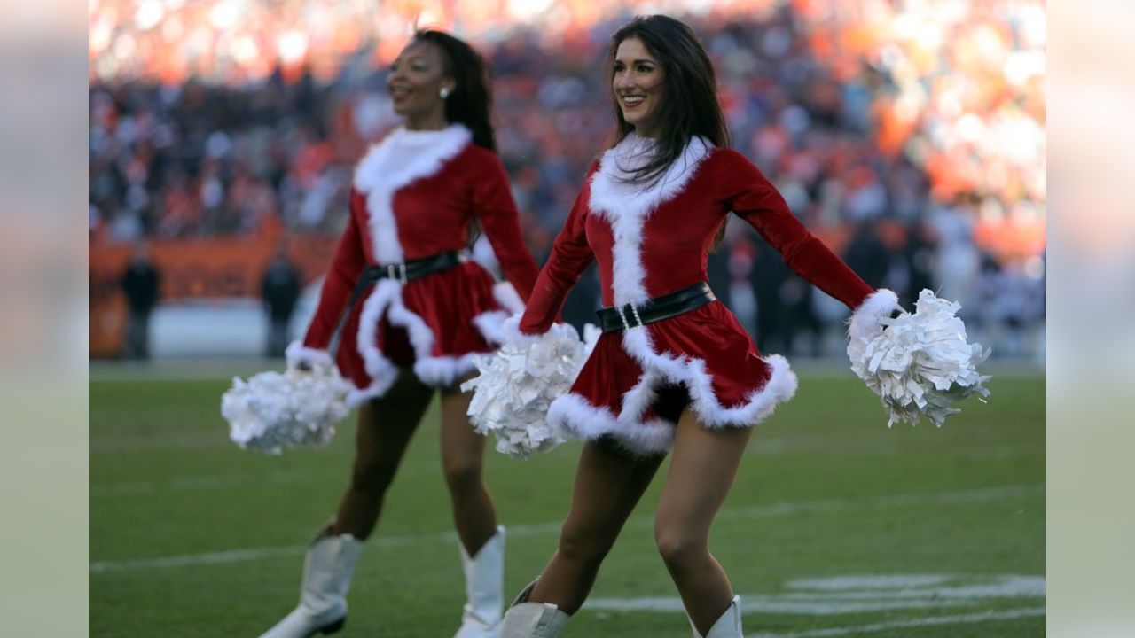 Photo: Broncos Cheerleaders Perform in Christmas Holiday Costumes in Denver  - DEN2009122013 