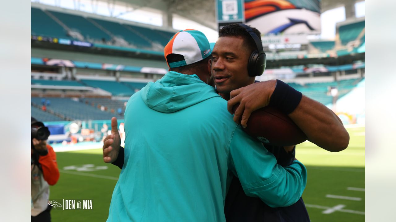 Pregame photos: Broncos arrive and prepare for Week 3 game vs. Dolphins