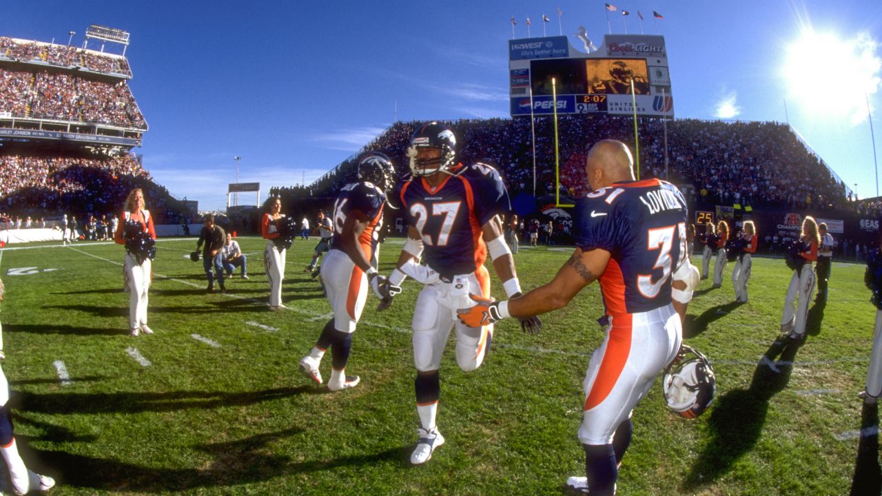 Steve Atwater (27) during a game from his 1989 season – Denver