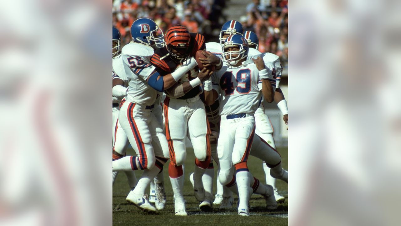 Cincinnati Bengals linebacker Dhani Jones (57) grabs the face mask