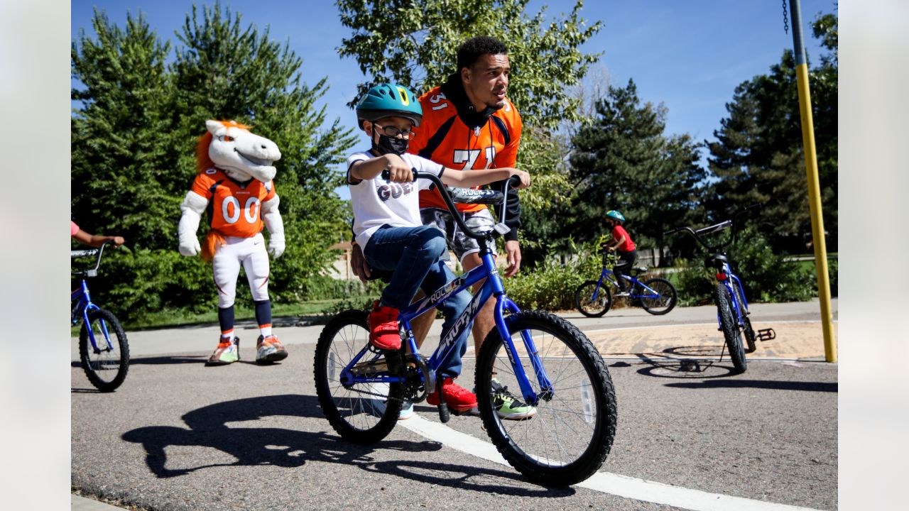 Broncos' Lloyd Cushenberry helps gift 29 bikes to Wyatt Academy fifth  graders