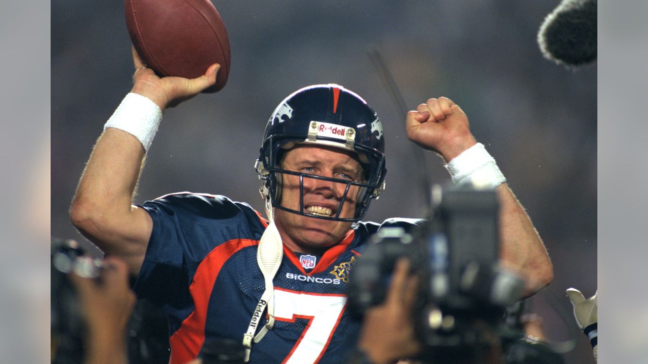 John Elway of the Denver Broncos holds up the Vince Lombardi trophy after  winning Super Bowl XXXII on 1/25/98 in San Diego, CA Broncos 31, Packers 24  Stock Photo - Alamy