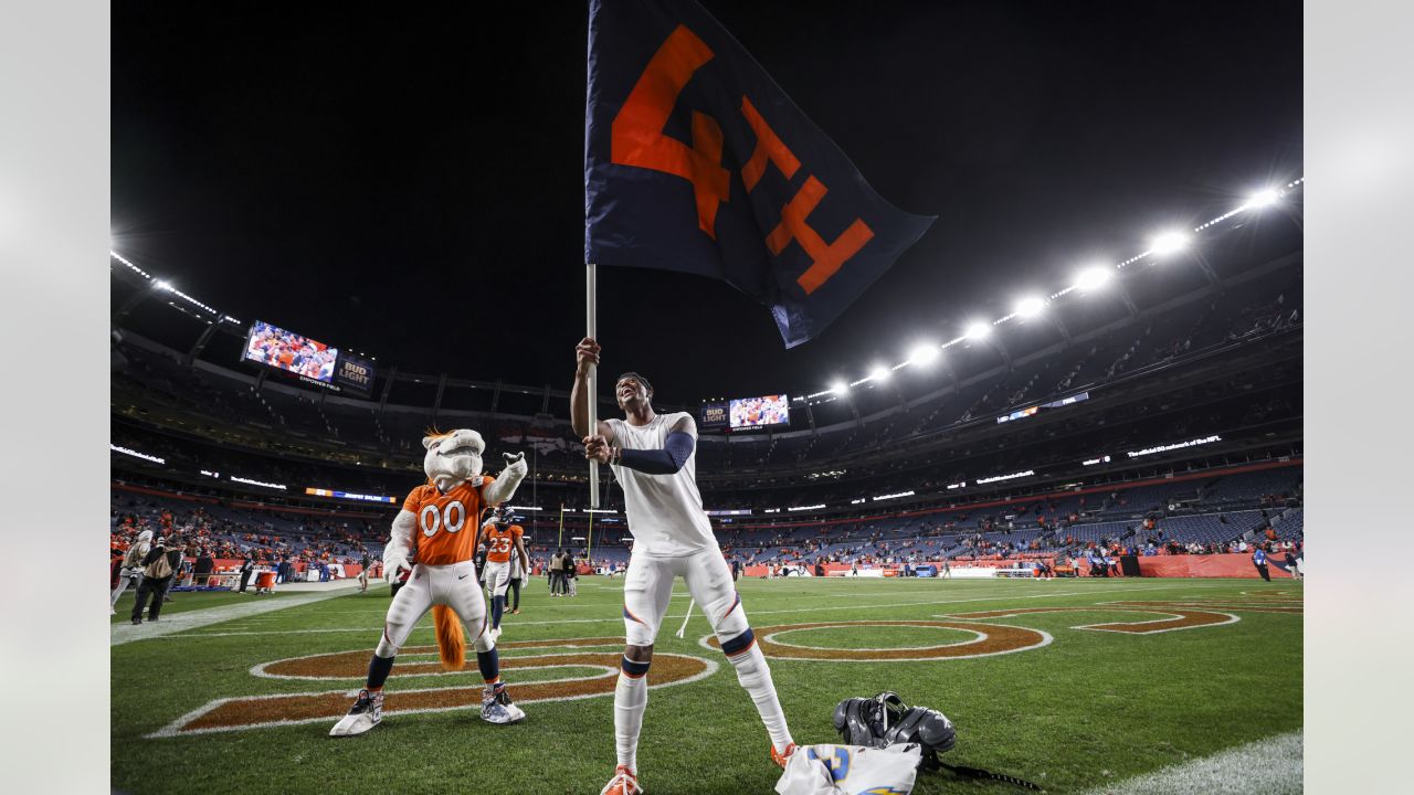 Shots of the Game: Celebrating a big win over the Chargers