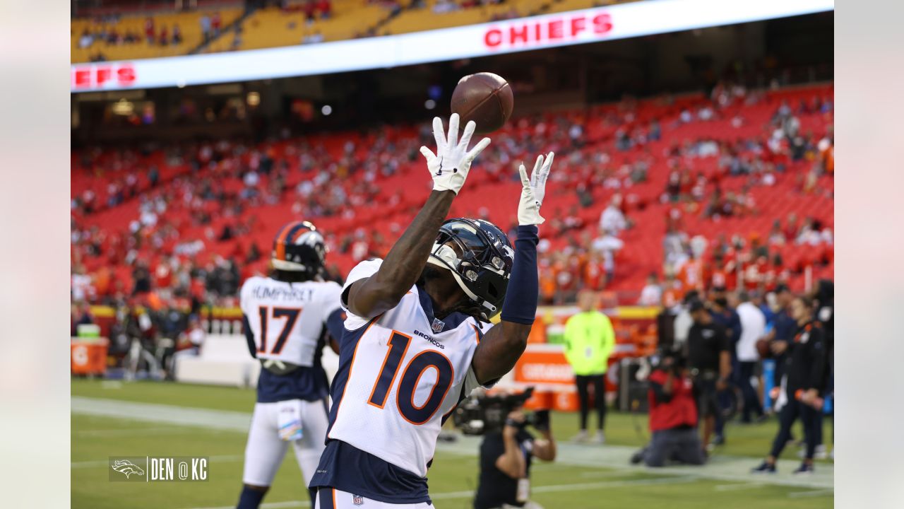 Pregame photos: Broncos arrive and prepare for Week 14 game vs. Chiefs