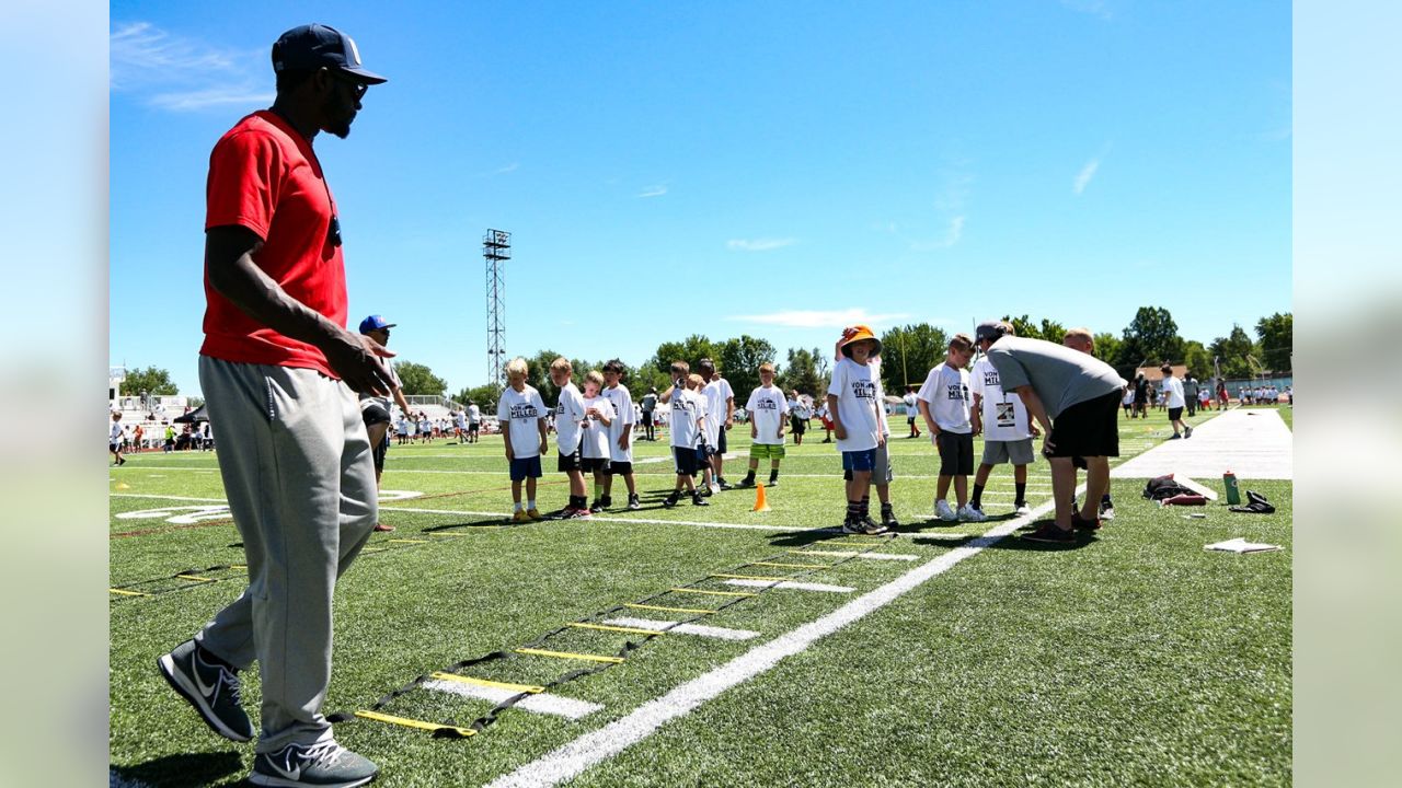 Broncos' Von Miller gets back on field at youth camp