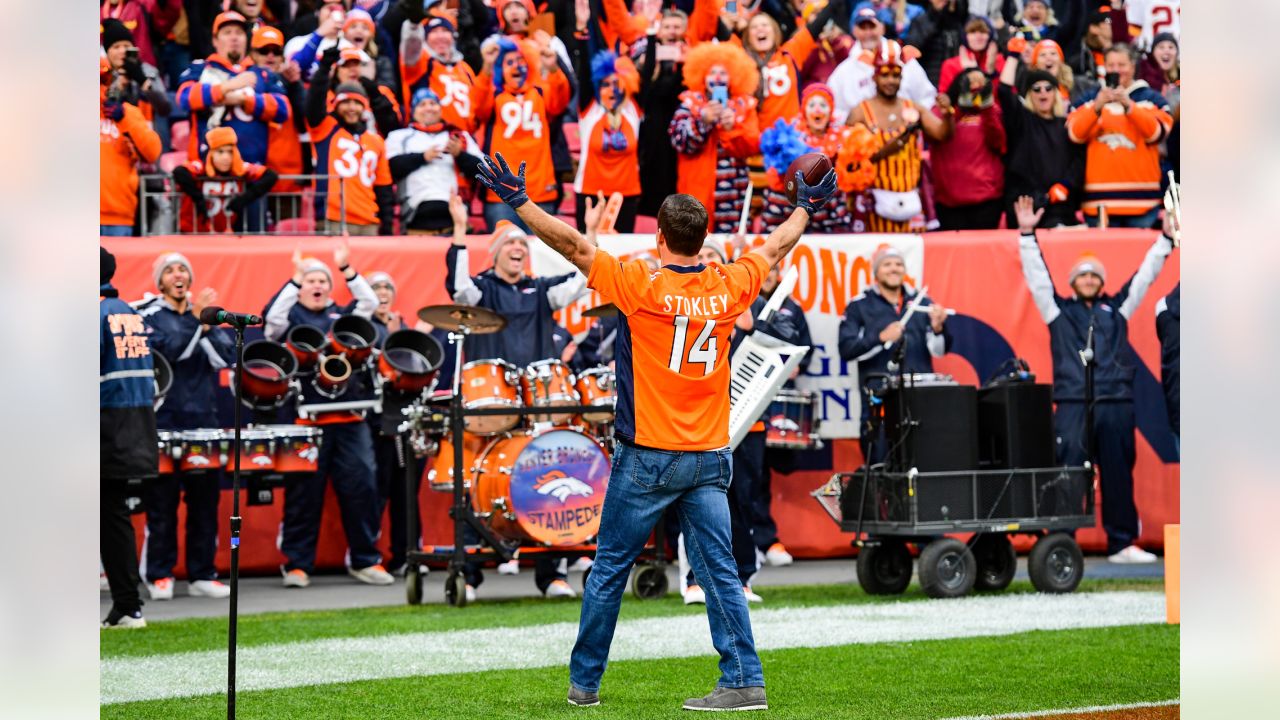 Broncos unveil retired numbers tribute in pregame ceremony