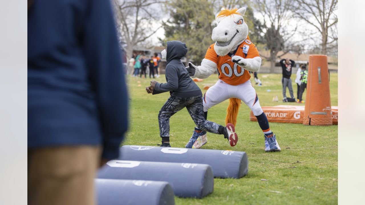 He had the biggest heart in the world': Emmanuel Sanders returns to Broncos  Boys & Girls Club to extend Demaryius Thomas' legacy