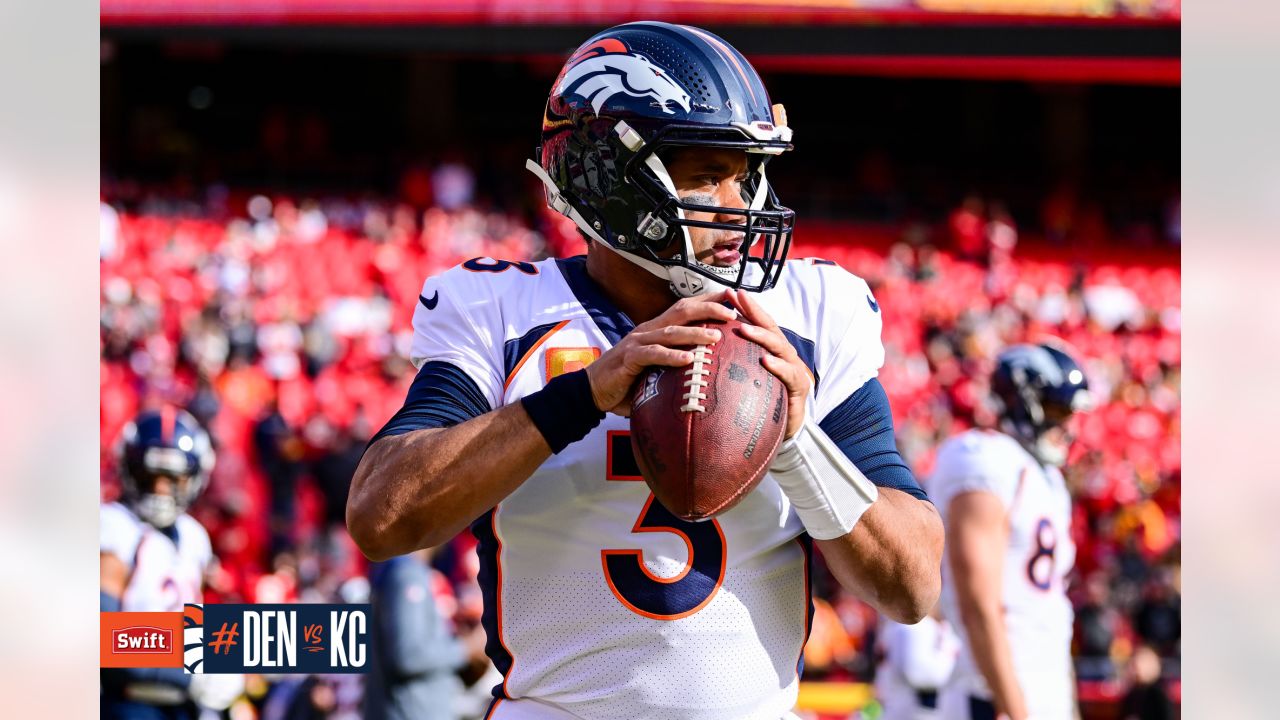 Pregame photos: Broncos arrive and prepare for Week 14 game vs. Chiefs