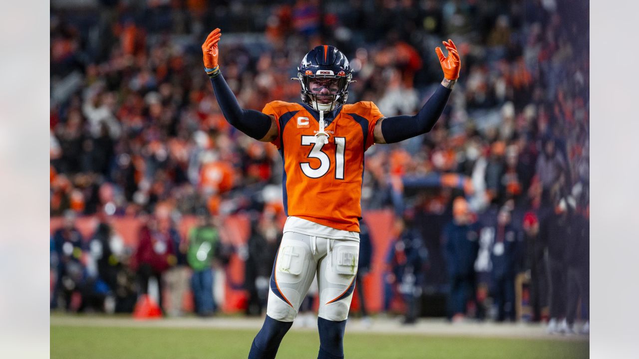 Victory Monday photos: Celebrating the Broncos' win vs. the Cardinals from  the field to the locker room