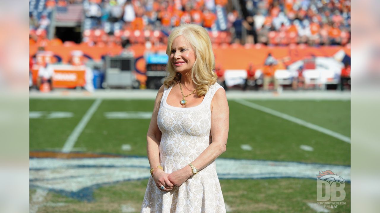 Former Denver Broncos center Tom Nalen hugs his wife during a ceremony  where Nalen was inducted into the Denver Broncos Ring of Fame at an NFL  football game between the Denver Broncos