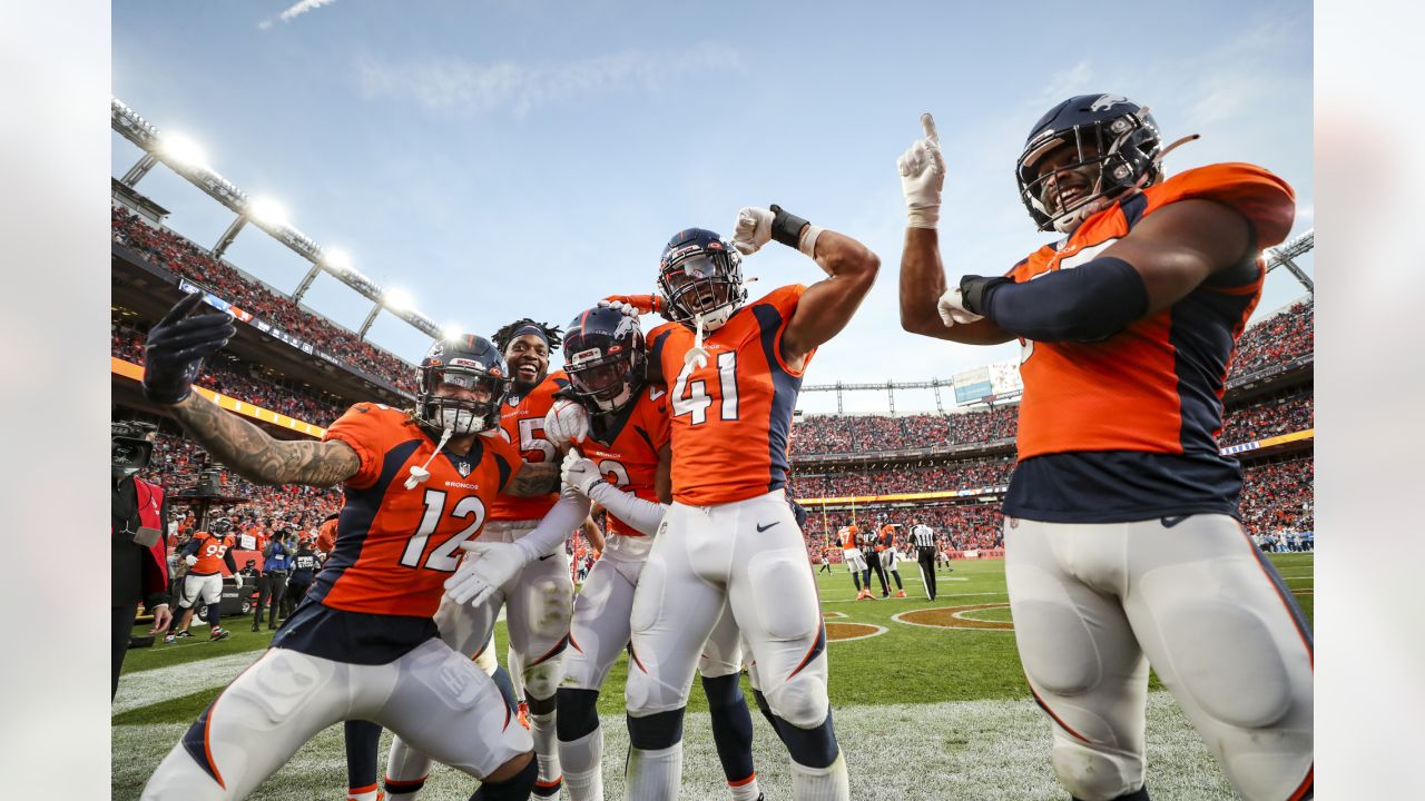 Shots of the Game: Celebrating a big win over the Chargers