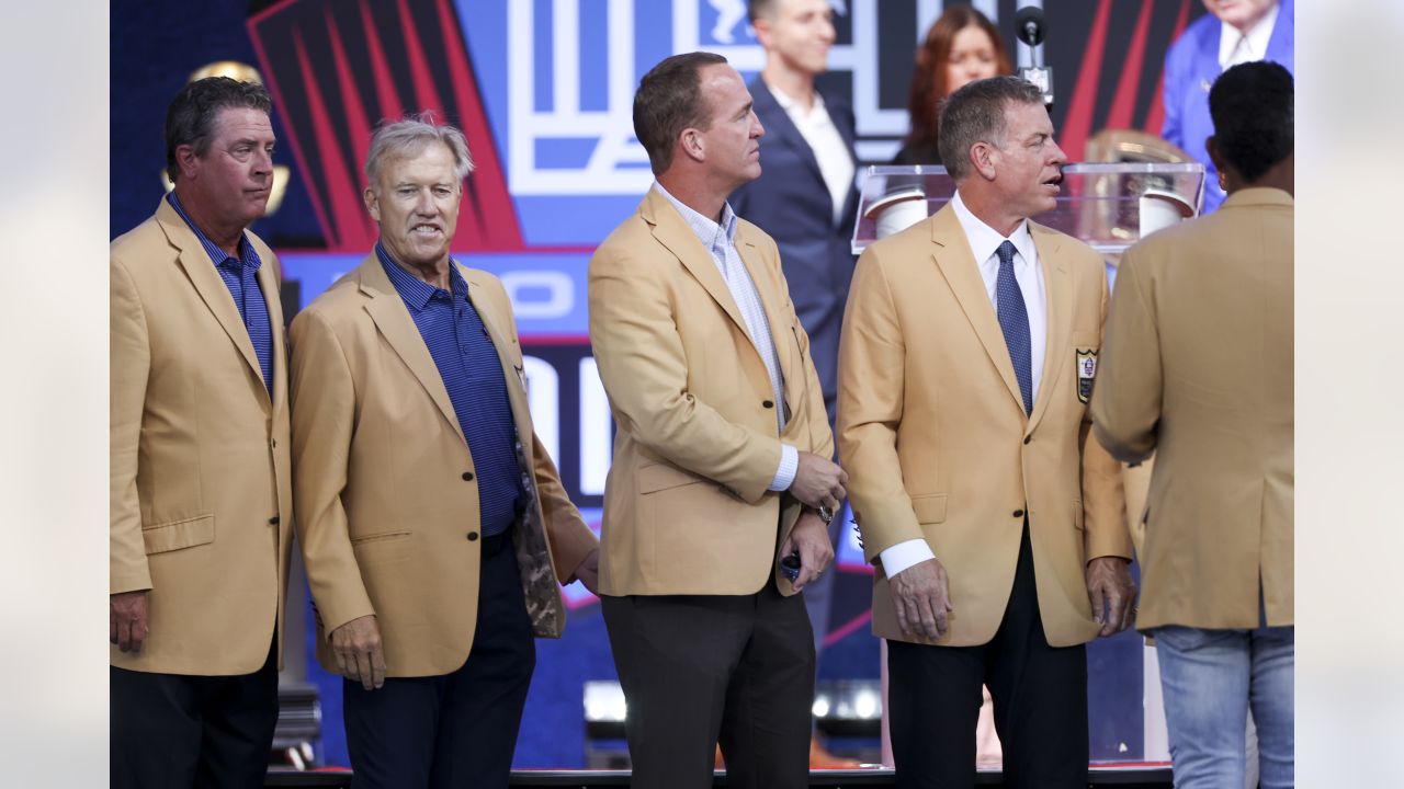 Canton, United States. 07th Aug, 2021. Class of 2020 inductee, Steve Atwater,  kisses his bust during his enshrinement into the Pro Football Hall of Fame  at Tom Benson Hall of Fame Stadium