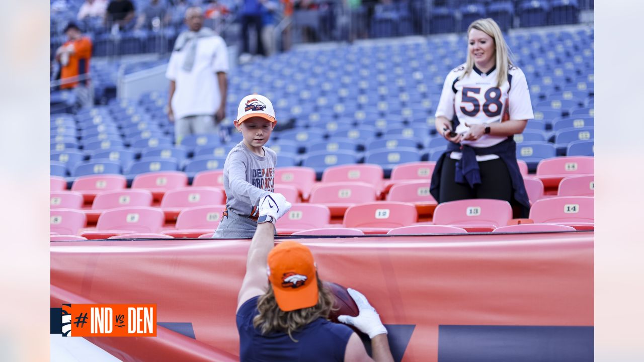 Pregame photos: Broncos arrive and prepare for Week 5 game vs. Colts on  'Thursday Night Football'