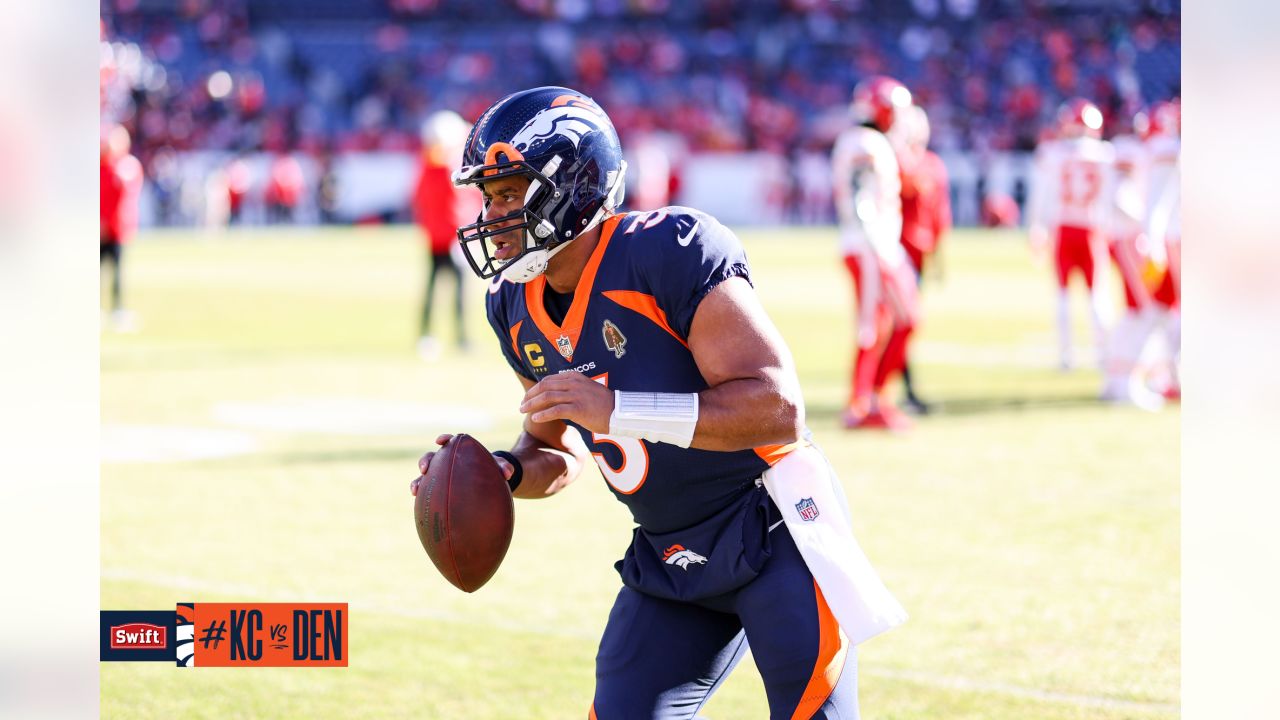 Pregame photos: Broncos arrive and prepare for Week 14 game vs. Chiefs