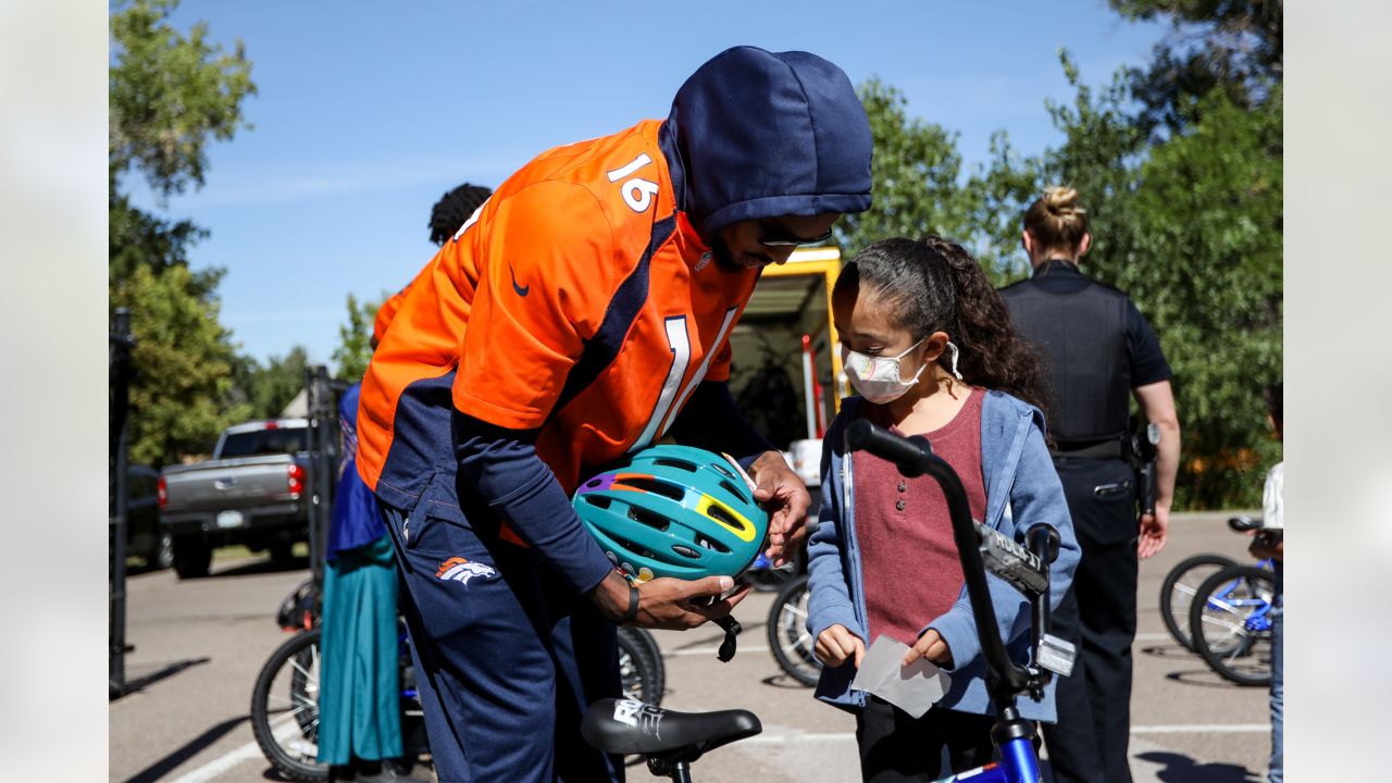 Broncos' Lloyd Cushenberry helps gift 29 bikes to Wyatt Academy fifth  graders