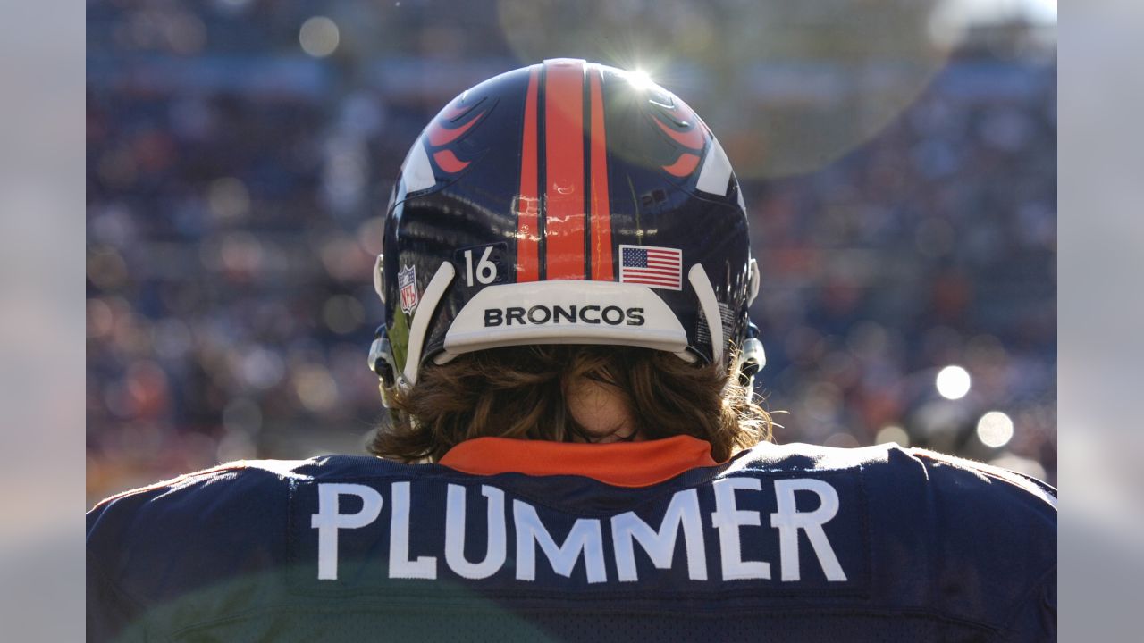 Quarterback Jake Plummer of the Denver Broncos eludes defensive end News  Photo - Getty Images