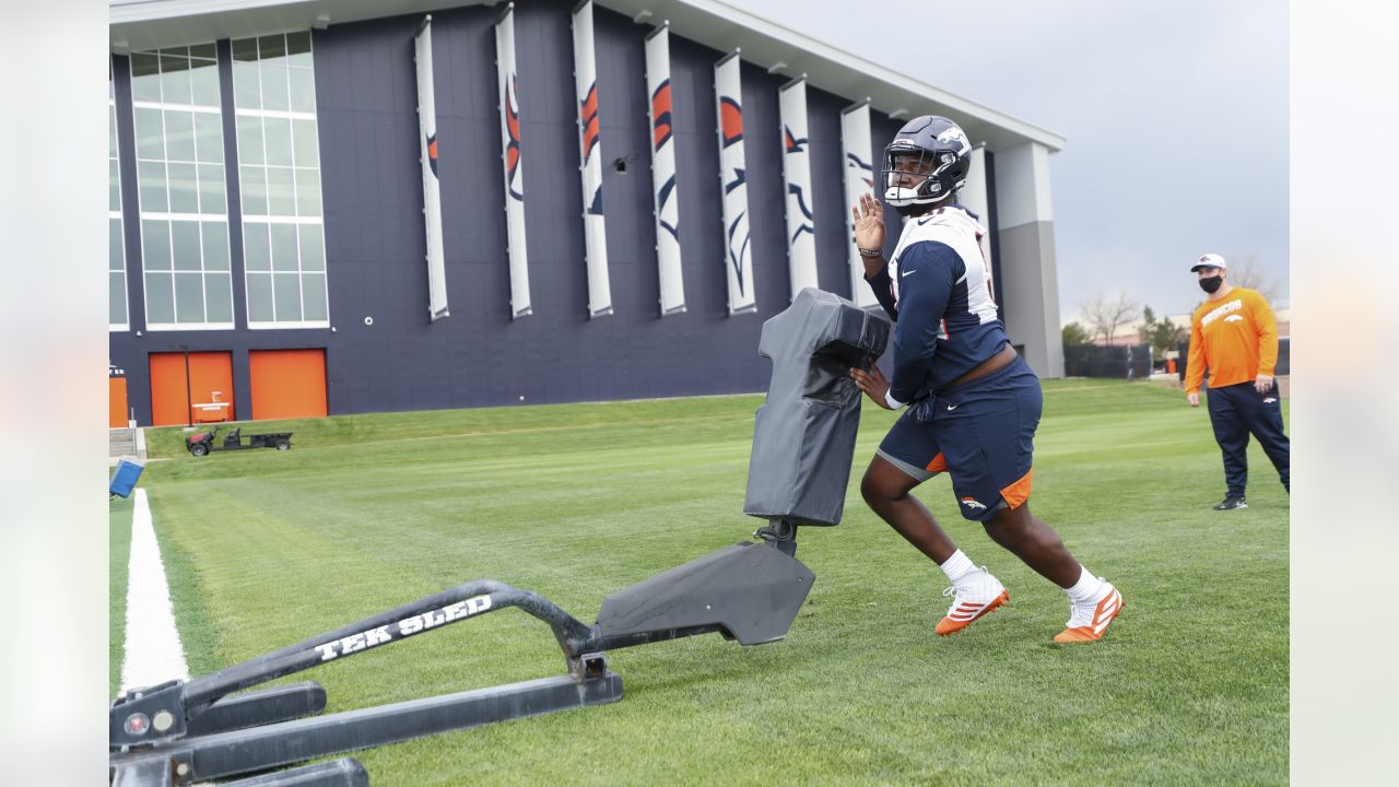 Denver Broncos center Quinn Meinerz (77) takes part in drills at an NFL  football training camp at team headquarters Thursday, July 29, 2021, in  Englewood, Colo. (AP Photo/David Zalubowski Stock Photo - Alamy