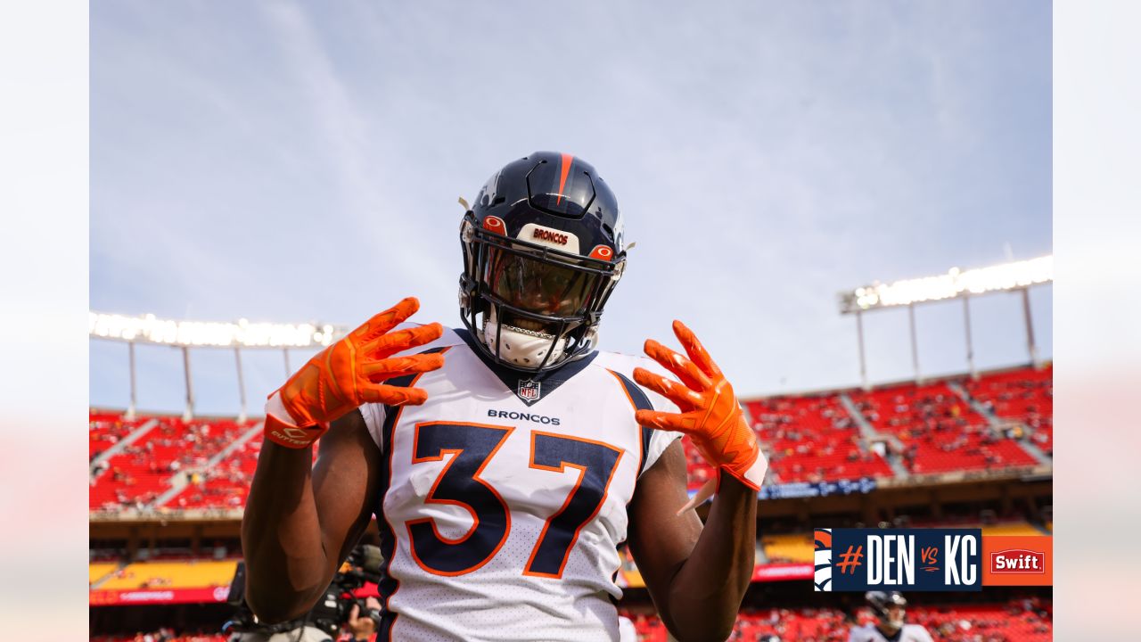 Pregame photos: Broncos arrive and prepare for Week 14 game vs. Chiefs