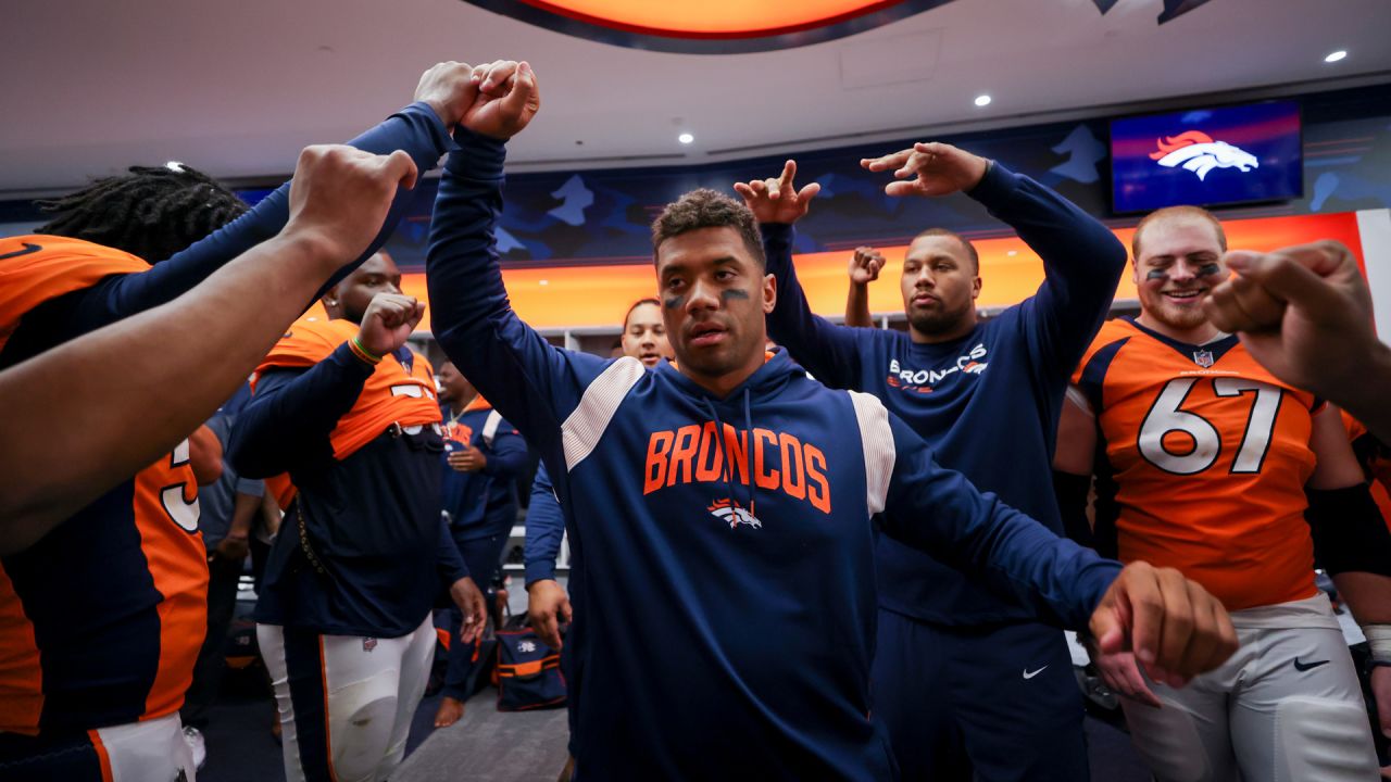 Broncos have two key players go to the locker room with trainers