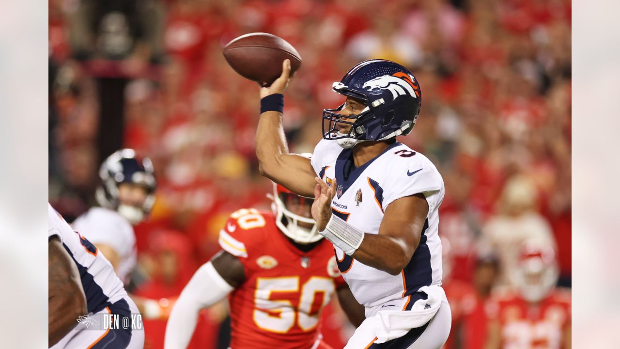 General huddle picture of the Kansas City Chiefs against the Denver Broncos  of an NFL football game Sunday, December 11, 2022, in Denver. (AP  Photo/Bart Young Stock Photo - Alamy